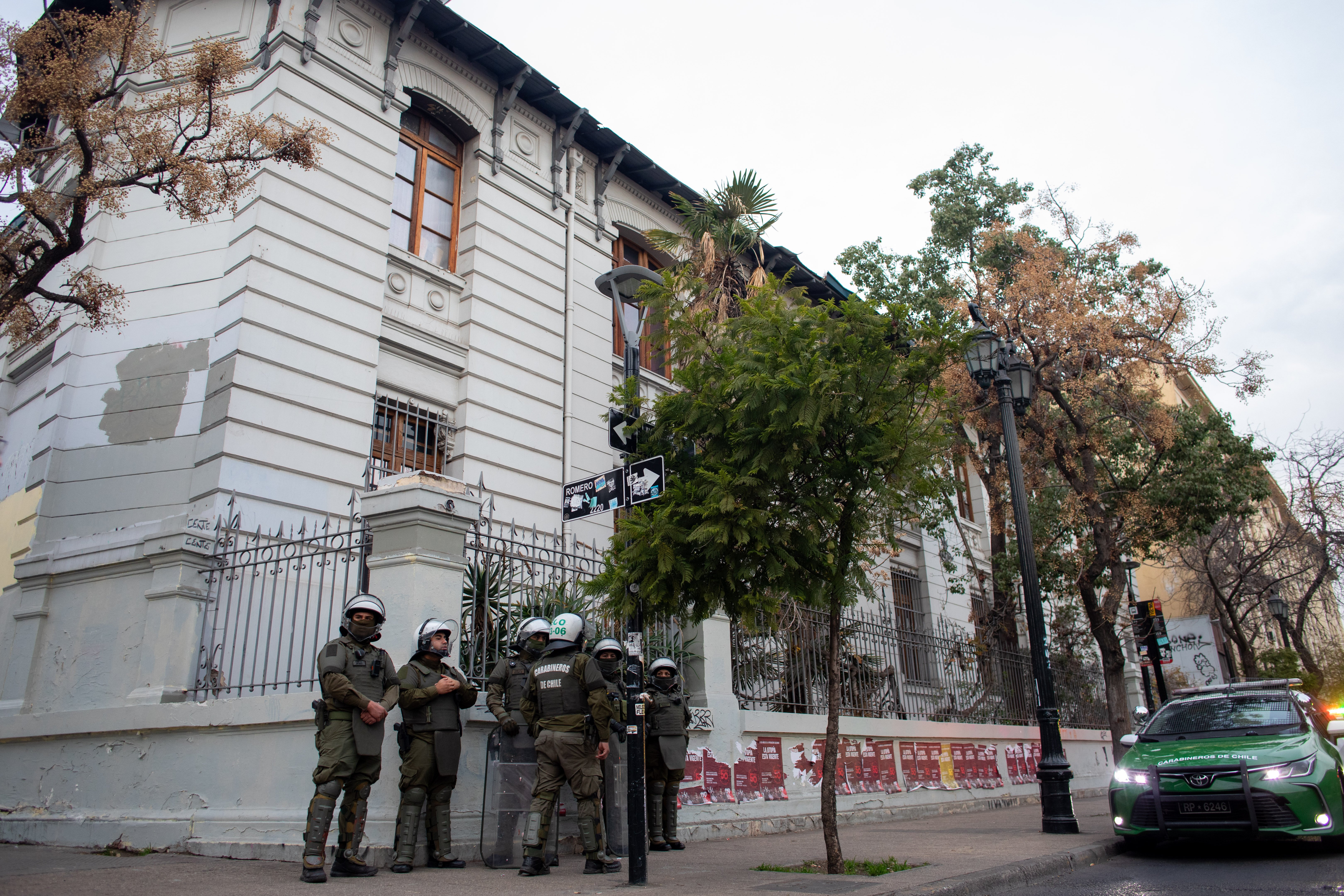 Personal de Carabineros desalojó liceos tomados por estudiantes en la RM