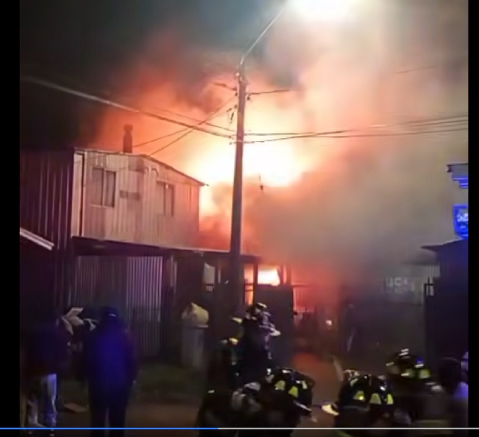 Incendio dejó ocho damnificados y cinco inmuebles con daños significativos Incendio dejó ocho damnificados y cinco inmuebles con daños significativos