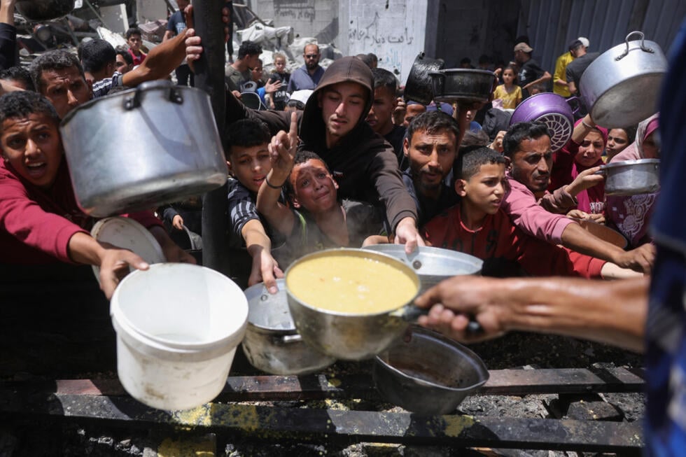 Israel dice que reanudará esta noche el lanzamiento de ayuda humanitaria por aire en Gaza Israel dice que reanudará esta noche el lanzamiento de ayuda humanitaria por aire en Gaza