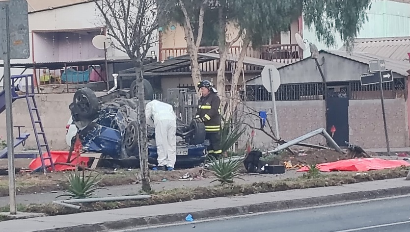 Dos muertos dejó accidente en sector Alameda de Copiapó: vehículo chocó con poste Dos muertos dejó accidente en sector Alameda de Copiapó: vehículo chocó con poste