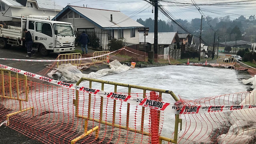 Reparan cámara del alcantarillado y resalte del pavimento en población Kolbe de Osorno Reparan cámara del alcantarillado y resalte del pavimento en población Kolbe de Osorno