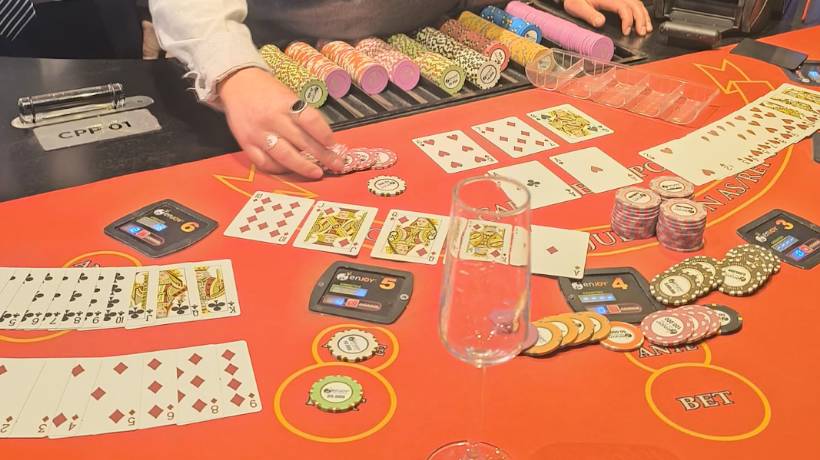 Hombre ganó más de 160 millones en el casino de Viña tras obtener escalera real Hombre ganó más de 160 millones en el casino de Viña tras obtener escalera real