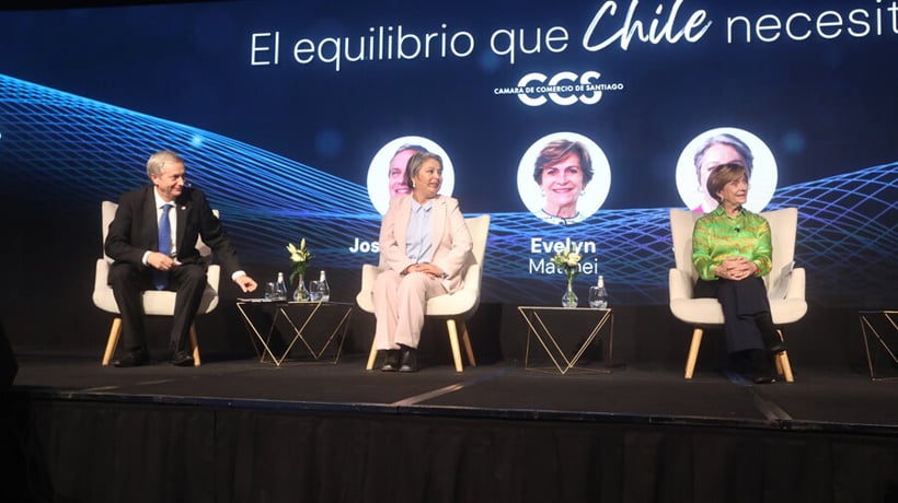 Cadem: Kast lidera con 30% y Jara lo sigue con 27%