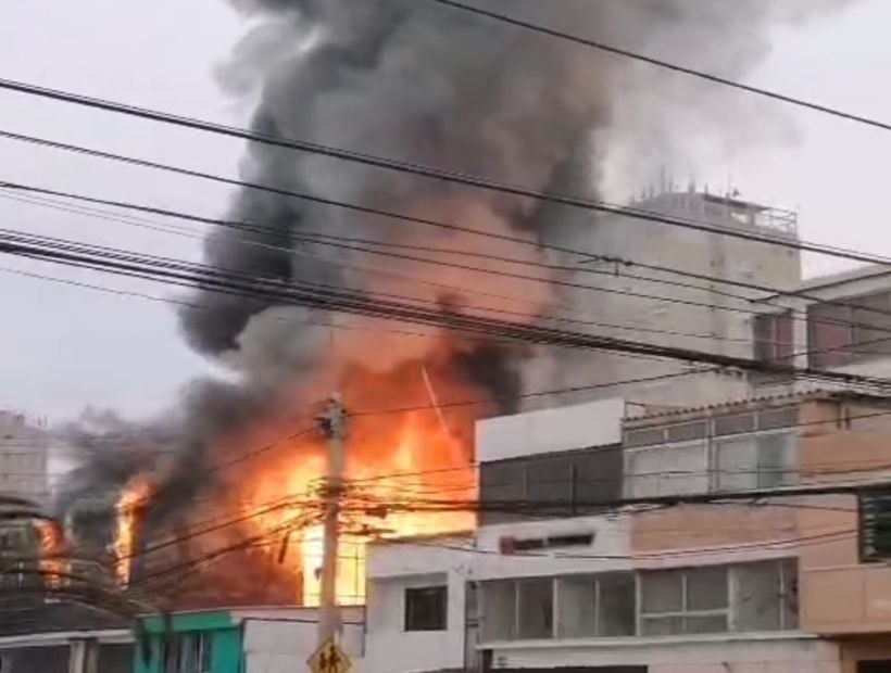 Una persona murió durante incendio que afectó dos viviendas en el centro de Iquique Una persona murió durante incendio que afectó dos viviendas en el centro de Iquique