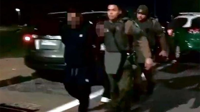 Carabineros arrestó a grupo de sujetos que transitaba portando pistolas y cuchillos Carabineros arrestó a grupo de sujetos que transitaba portando pistolas y cuchillos