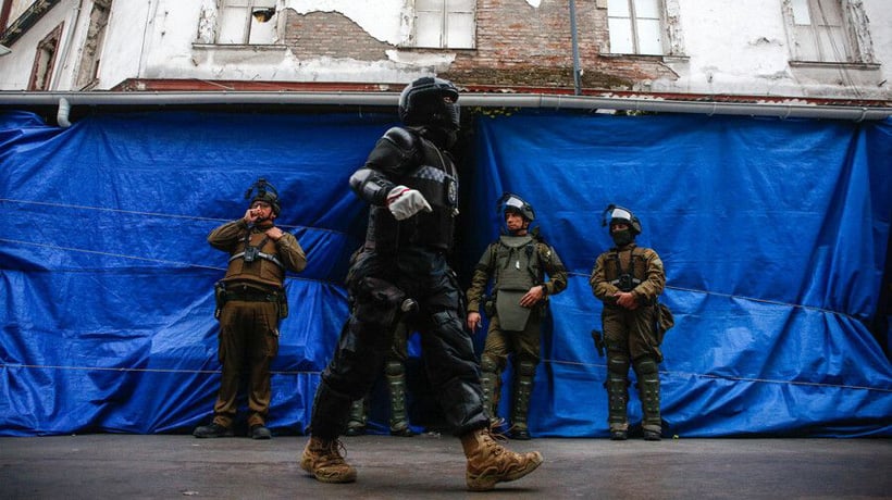 Operativo policial en Meiggs: Retiran más de 60 "toldos azules" Operativo policial en Meiggs: Retiran más de 60 "toldos azules"