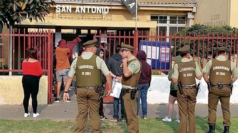 Riña en ex liceo Fiscal dejó a dos alumnas y una apoderada detenidas Riña en ex liceo Fiscal dejó a dos alumnas y una apoderada detenidas