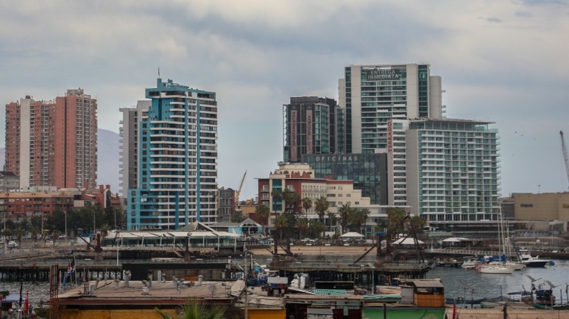 Revisar techos y manejar con precaución: Entregan recomendaciones ante eventual llovizna en Antofagasta