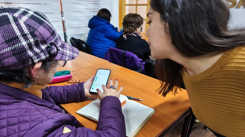 Ancud da inicio al taller de inclusión digital para personas mayores
