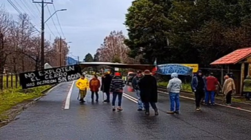 Cortan el camino en protesta de vecinos de Cunco por explosiones de empresa en un cerro