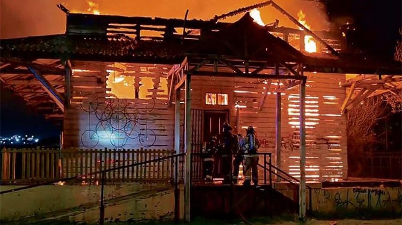 Video captó a pareja en la ex Estación de Trenes de Llolleo cuando comenzó el incendio Video captó a pareja en la ex Estación de Trenes de Llolleo cuando comenzó el incendio