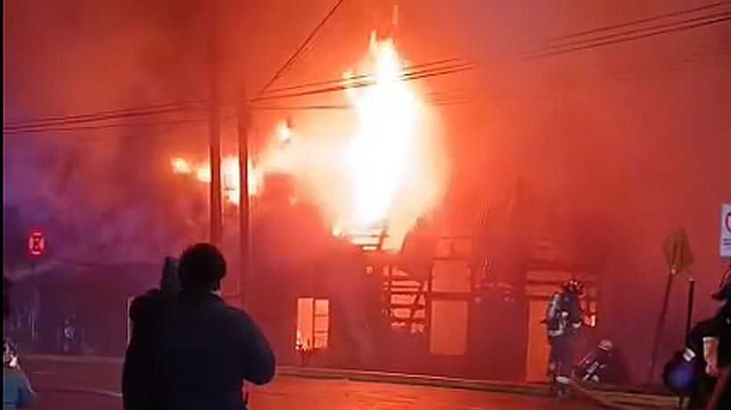 Adulto mayor falleció en incendio que arrasó con dos casas en Puerto Varas