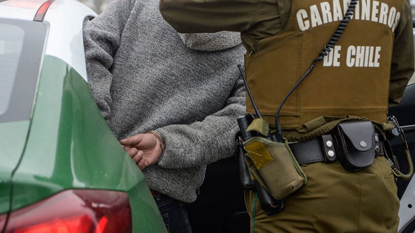 Detienen a dos sujetos acusados de robar durante evacuación en Valparaíso: portaban armas