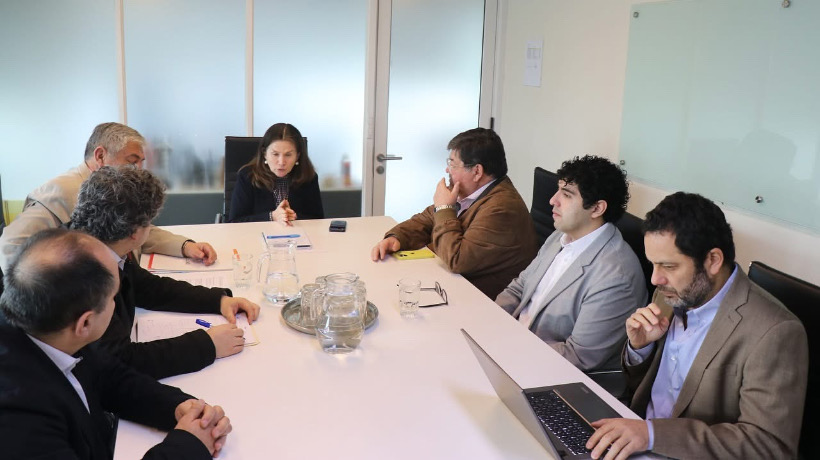 Autoridades de Castro visitaron Santiago para definir el futuro del casino en la comuna