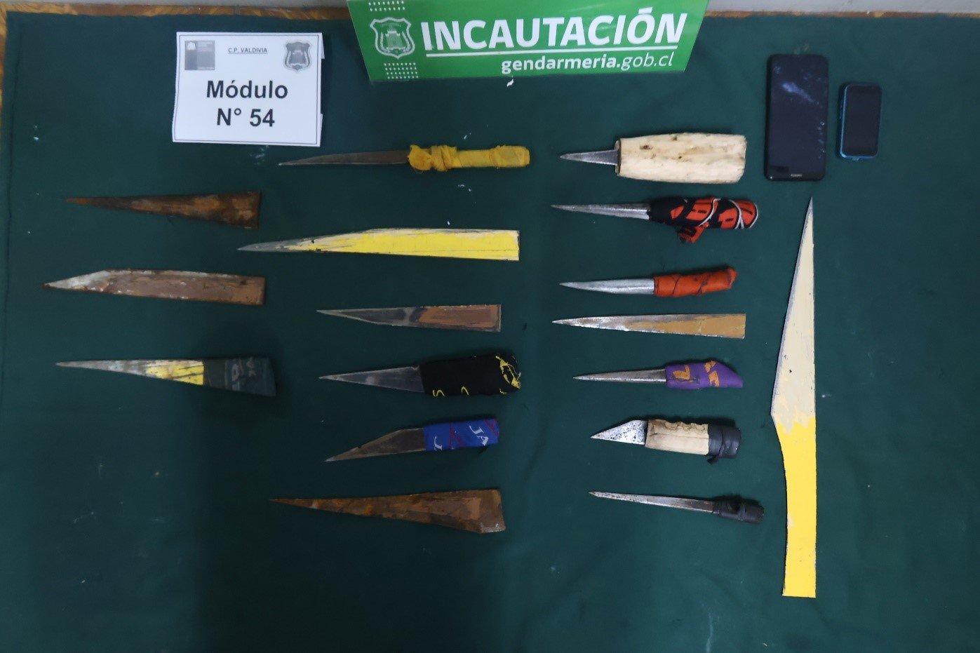 Incautan armas blancas y celulares en allanamiento y registro en la cárcel Incautan armas blancas y celulares en allanamiento y registro en la cárcel