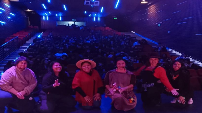 Obra tarapaqueña “Cosmoandina” emocionó al público en la Región Metropolitana Obra tarapaqueña “Cosmoandina” emocionó al público en la Región Metropolitana