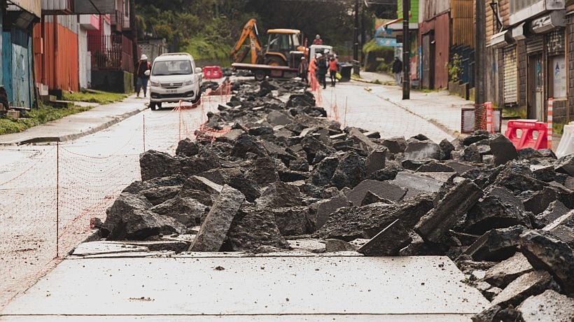 Se complica reparación de la calle Ecuador de Puerto Montt: necesita más recursos y nuevos plazos