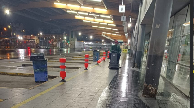 En operación nocturna realizan limpieza en el terminal de buses de Puerto Montt para mejorar la seguridad y el servicio