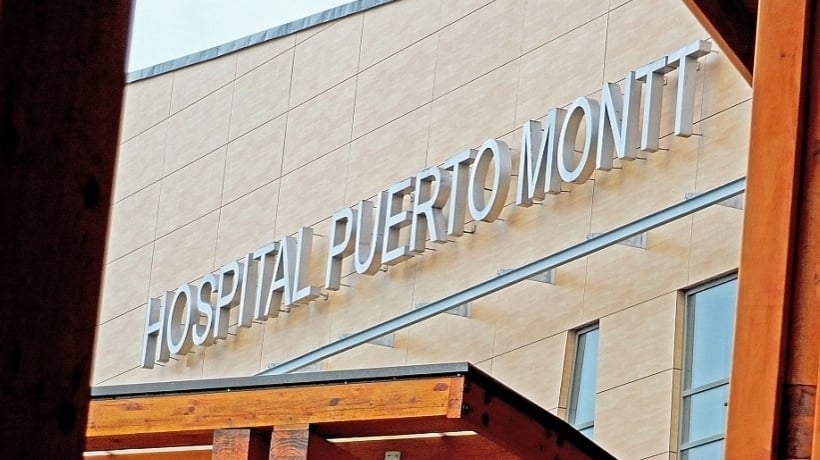 Joven resulta apuñalado en plena plaza de Puerto Montt tras pelea entre escolares Joven resulta apuñalado en plena plaza de Puerto Montt tras pelea entre escolares