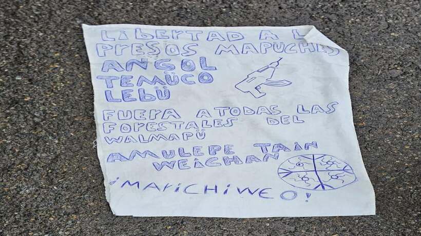 Atentado en Collipulli: atacantes dejaron lienzo en apoyo a presos mapuche y contra empresas forestales Atentado en Collipulli: atacantes dejaron lienzo en apoyo a presos mapuche y contra empresas forestales