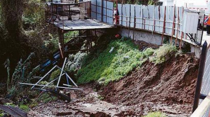 Socavón en Forestal Alto deja aisladas a tres familias en Viña del Mar Socavón en Forestal Alto deja aisladas a tres familias en Viña del Mar