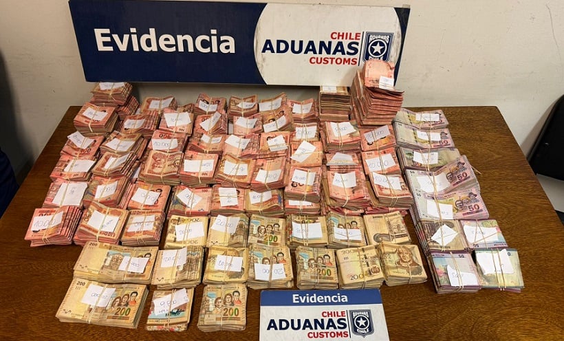 Aduana incautan $180 millones en moneda boliviana y 50 tarjetas bancarias en control fronterizo Chungará