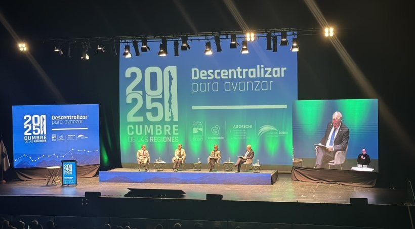 Jeannette Jara pide un minuto de silencio por tragedia en El Teniente durante Cumbre de las Regiones en Biobío