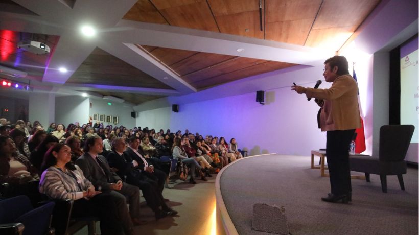 Destacada neuropsiquiatra lideró seminario en Antofagasta sobre acompañamiento y desarrollo de talentos en alumnos con TEA