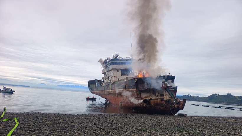 Incendio de barco en Puerto Montt requirió operativo de rescate de un trabajador