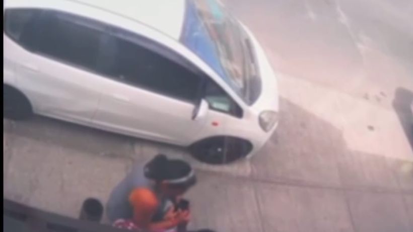 [VIDEO] Imputada que golpeó y robó celular a mujer en la vía pública en Iquique quedó en prisión