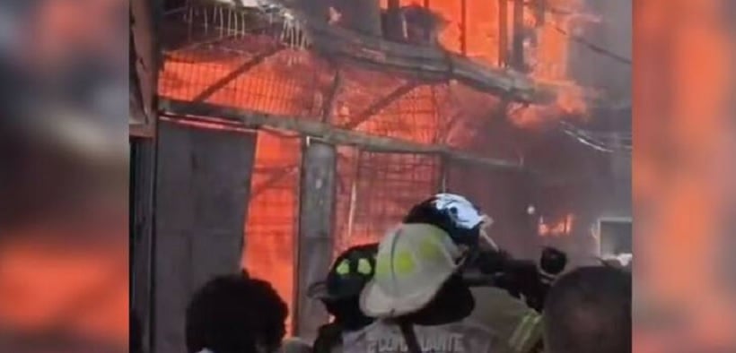 Incendio de gran magnitud en Arica: comenzó en una bodega de colchones en mercado Asocapec Incendio de gran magnitud en Arica: comenzó en una bodega de colchones en mercado Asocapec