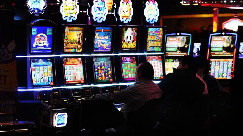 Contraloría detecta a más de 2 mil funcionarios del Biobío que visitaron casinos mientras estaban con licencia médica Contraloría detecta a más de 2 mil funcionarios del Biobío que visitaron casinos mientras estaban con licencia médica