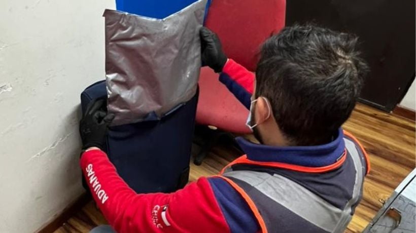 Aduana descubre cocaína oculta en doble fondo de maleta en control Ollagüe Aduana descubre cocaína oculta en doble fondo de maleta en control Ollagüe