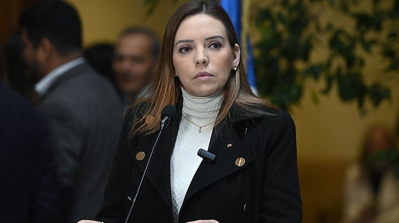 Diputada Flores denunciará a profesor de Limache por gritarle a alumna que defendió a Pinochet Diputada Flores denunciará a profesor de Limache por gritarle a alumna que defendió a Pinochet