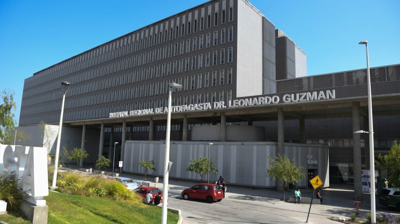 Reportan una fuga de agua en Hospital Regional de Antofagasta tras impacto de camión proveedor en red húmeda Reportan una fuga de agua en Hospital Regional de Antofagasta tras impacto de camión proveedor en red húmeda