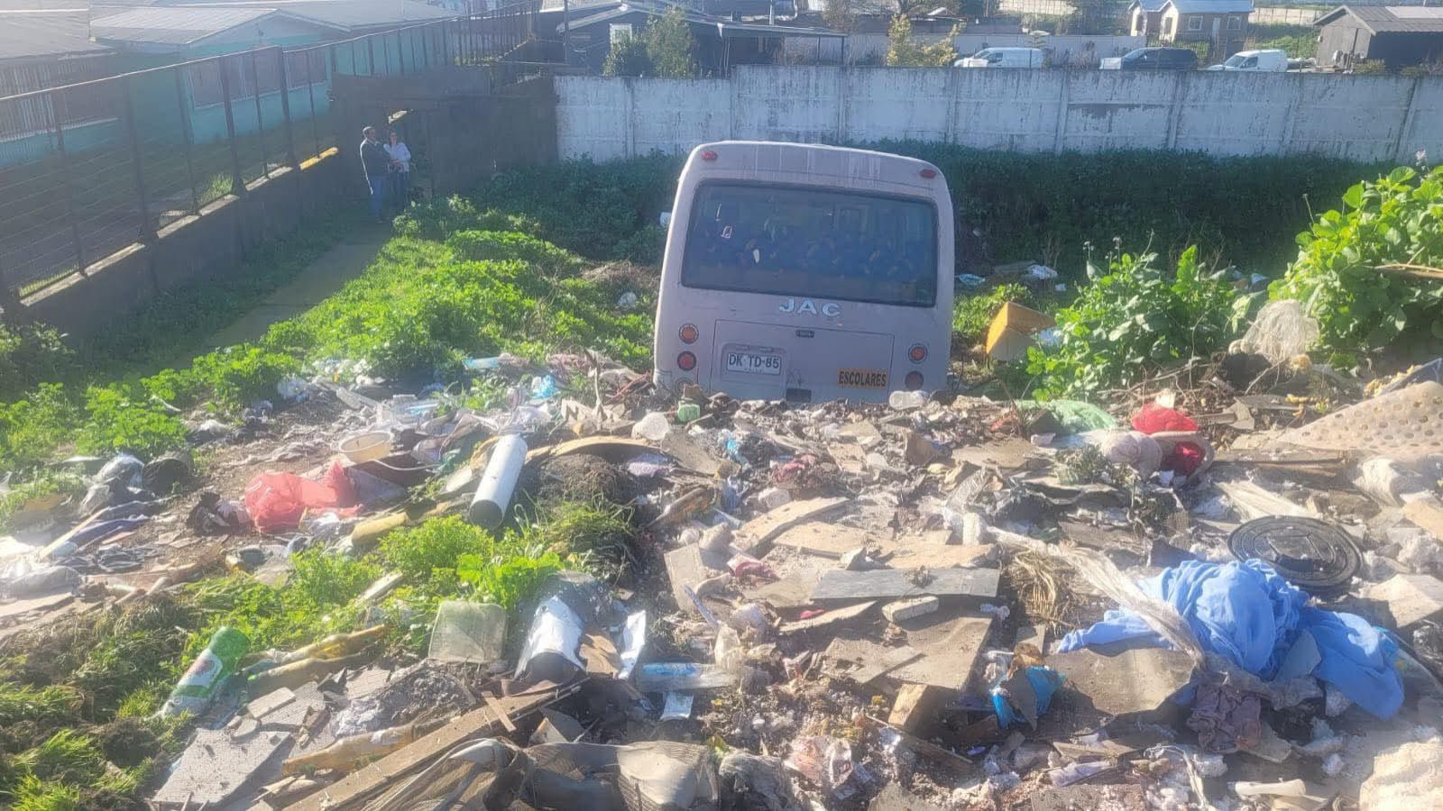 Bus escolar desbarrancó en Coronel: hay 18 menores lesionados Bus escolar desbarrancó en Coronel: hay 18 menores lesionados