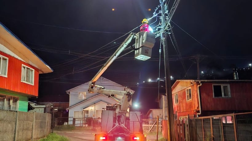 Continúan los trabajos de mantención del alumbrado público en Ancud