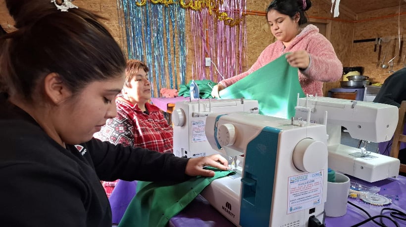 Capacitación en diseño, corte y confección para comunidades indígenas Chomío de Matao y La Ensenada en Quinchao