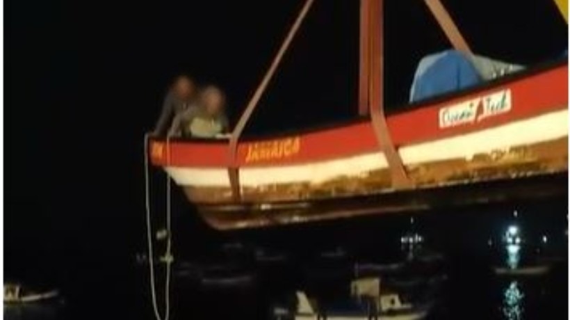 Bote cae al mar durante izaje en muelle de Mejillones: pescador resulta gravemente herido Bote cae al mar durante izaje en muelle de Mejillones: pescador resulta gravemente herido