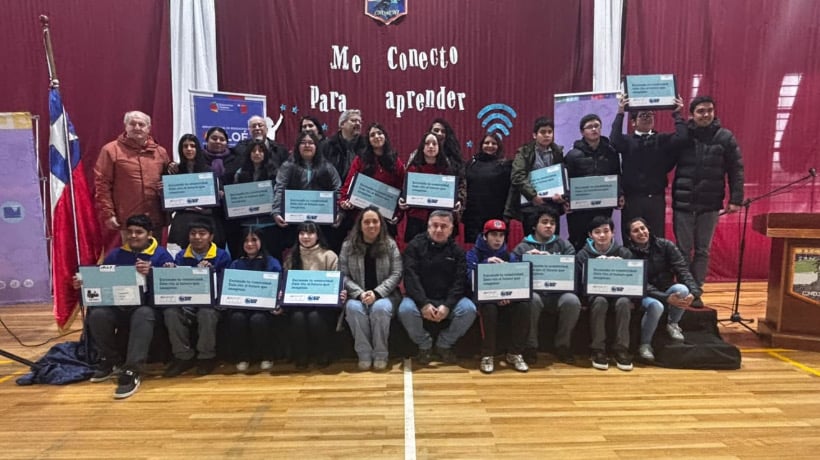 Entregan computadores y conexión gratuita a 170 estudiantes en Chonchi