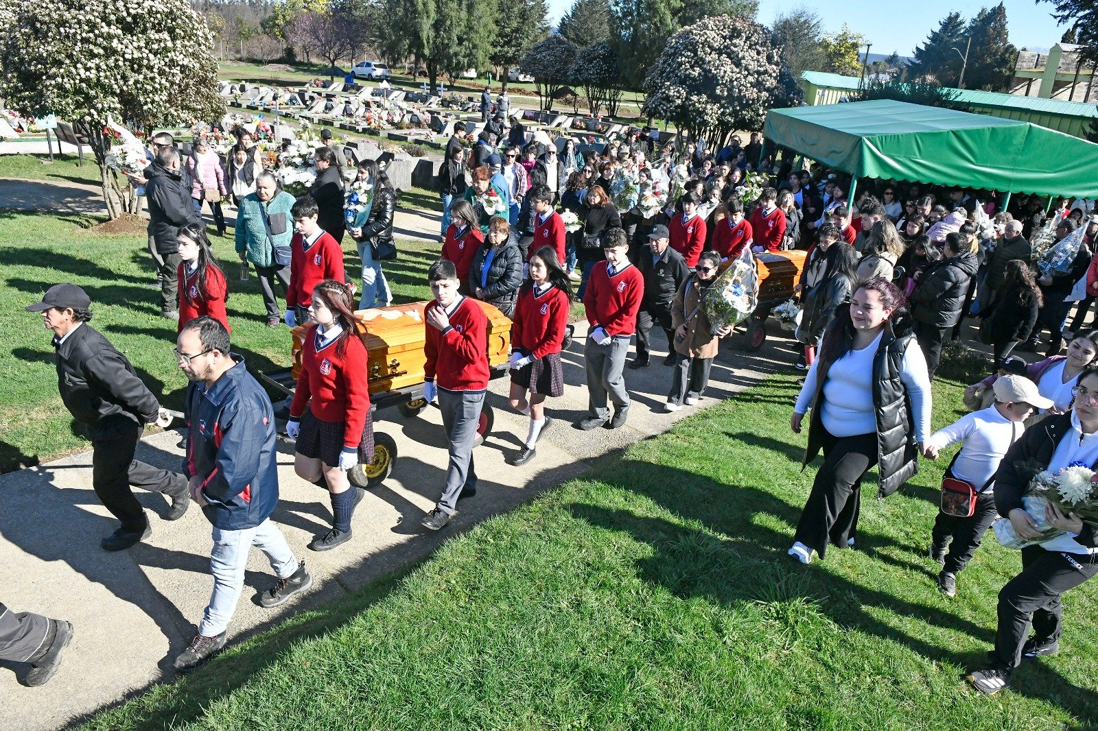 Multitudinaria despedida para hermanos Gómez Guíñez