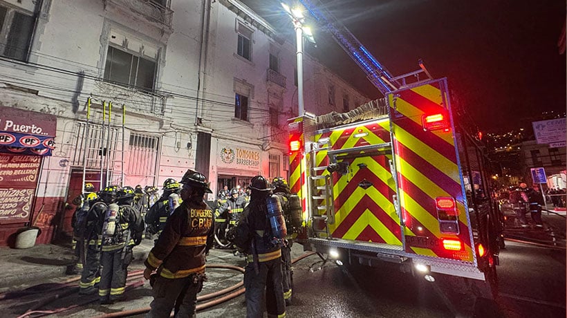 Más de 100 bomberos controlaron incendio en bodega de local comercial en Valparaíso Más de 100 bomberos controlaron incendio en bodega de local comercial en Valparaíso