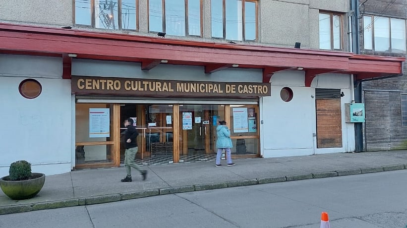 Violenta embestida en centro cultural de Castro