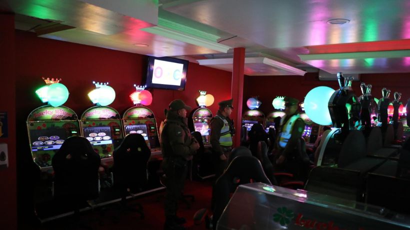 Un extranjero detenido por contrabando de cigarrillos y dos casinos clandestinos clausurados deja nuevo operativo en Antofagasta
