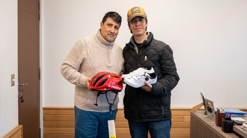 Llanquihue refuerza apoyo a deportistas con entrega de implementación deportiva a paraciclista local Llanquihue refuerza apoyo a deportistas con entrega de implementación deportiva a paraciclista local