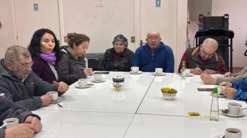 Autoridades de Castro se reúnen con usuarios de viviendas tuteladas para abordar mejoras