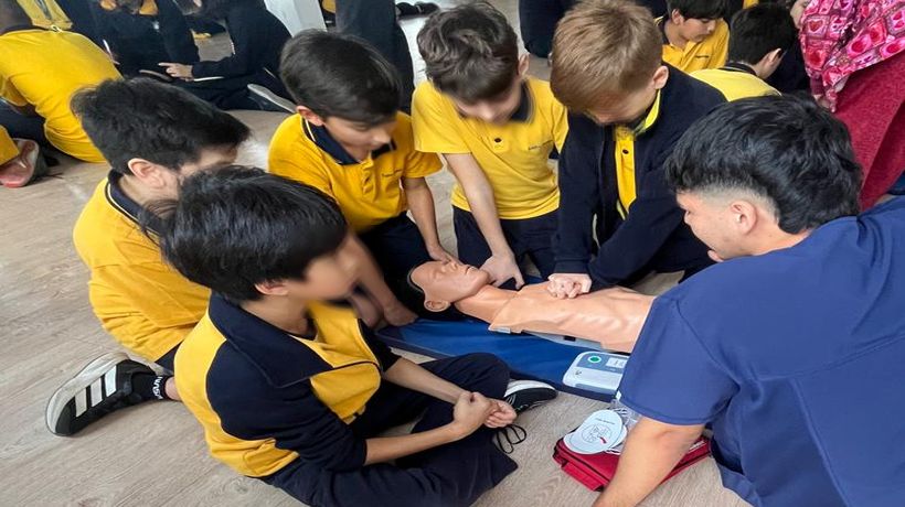 Dictan curso de reanimación cardiopulmonar a estudiantes de colegios en Iquique y Alto Hospicio