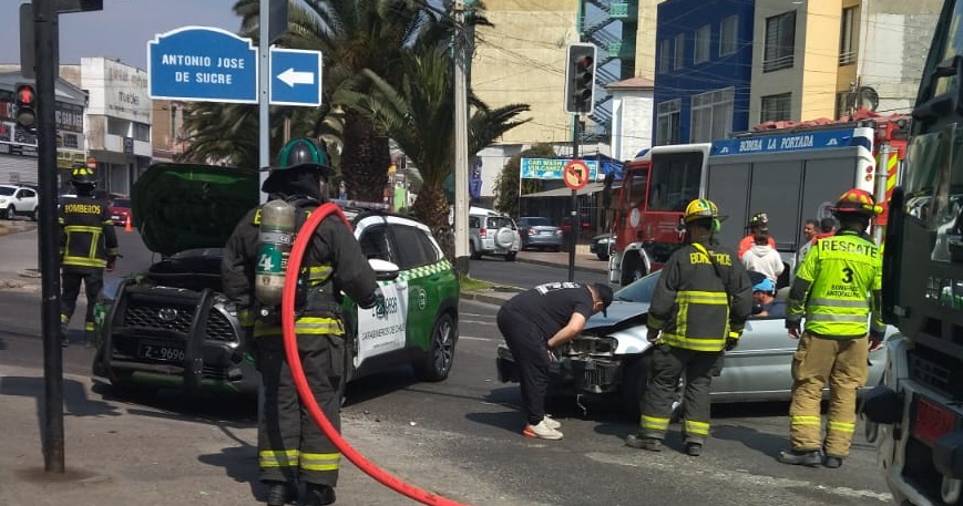 Violenta colisión de radiopatrulla con vehículo en avenida Argentina, sector centro de Antofagasta Violenta colisión de radiopatrulla con vehículo en avenida Argentina, sector centro de Antofagasta