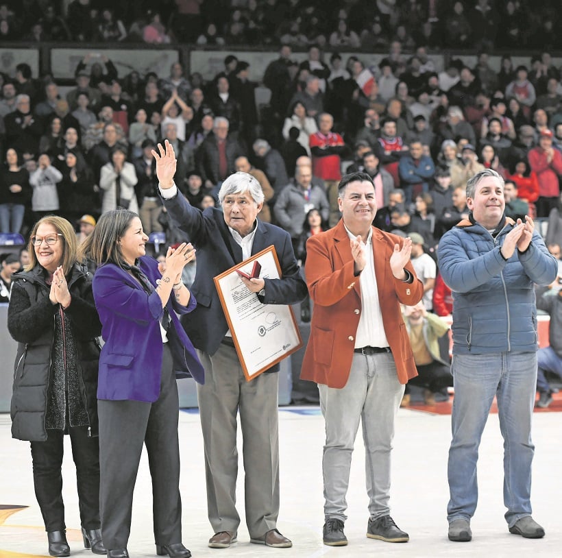 Ayer fue investido como Hijo Ilustre de Valdivia el exconcejal Francisco Eguiluz Ayer fue investido como Hijo Ilustre de Valdivia el exconcejal Francisco Eguiluz