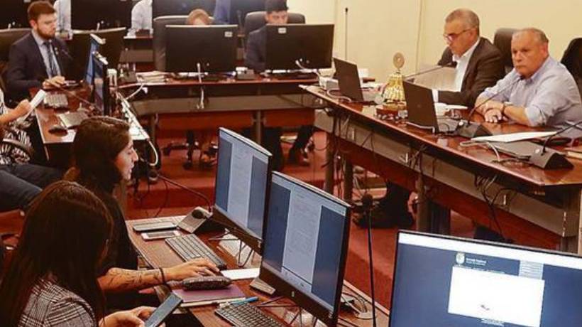 Analistas ven bajo costo político para Mundaca por micrófono abierto, pero advierten riesgo de bloqueo Analistas ven bajo costo político para Mundaca por micrófono abierto, pero advierten riesgo de bloqueo